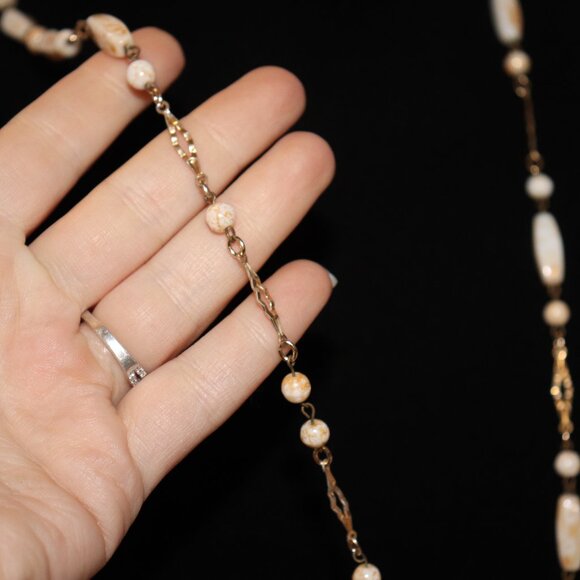 🤎 Vintage Gold & Ceramic Beaded Necklace 31" Length | White & Tan Beads | - Picture 3 of 5